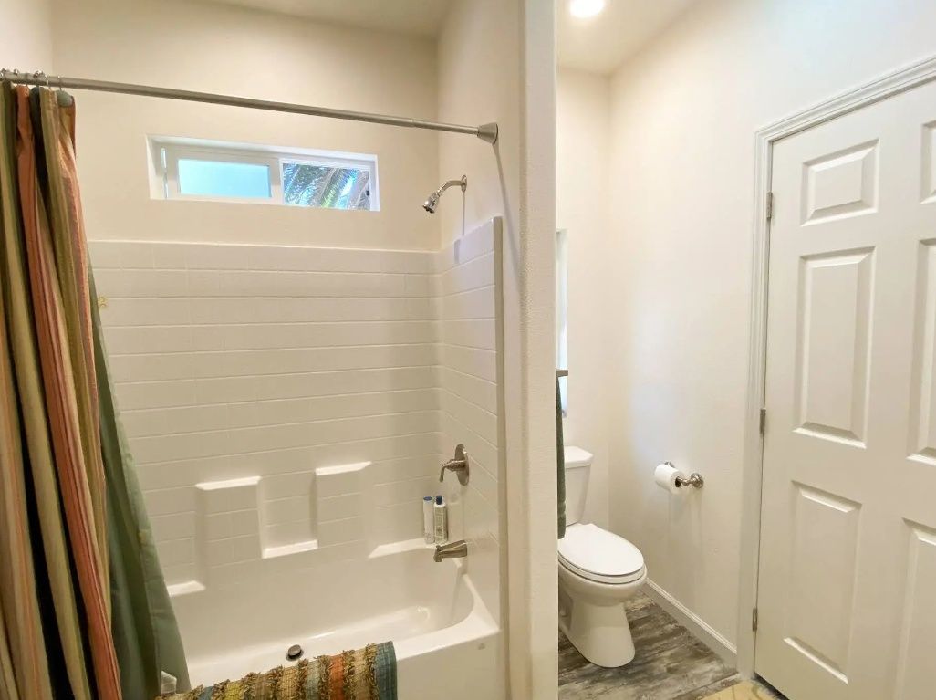 Salle de bain d'un projet de Unités d'habitation accessoires (UHA) près de San Francisco Bay de Sonoma Manufactured Homes