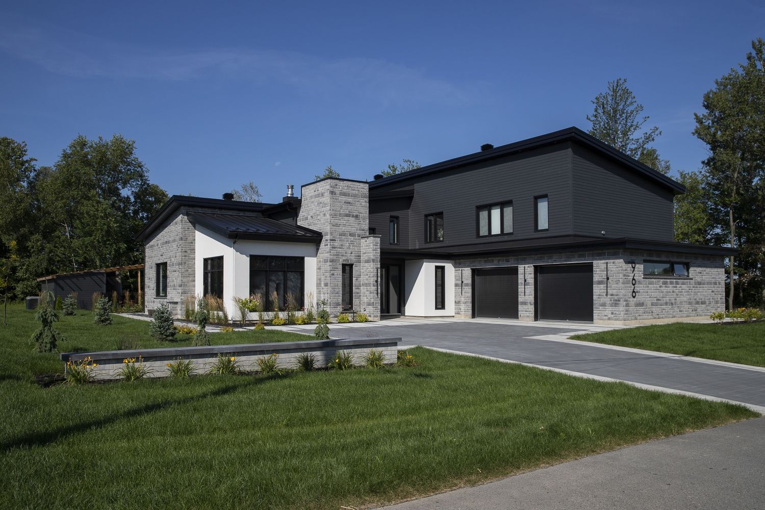 Fachada frontal de un proyecto de tipo Viviendas unifamiliares cerca de Drummondville (Centre-du-Québec) por Construction Thibodeau