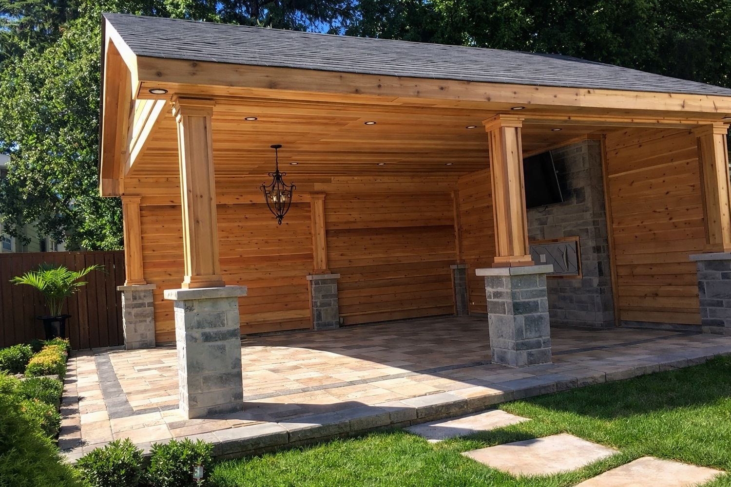  de un proyecto de tipo Patios, pérgolas y gazebos cerca de Toronto (Área metropolitana de Toronto) por Pinnacle Stone And Design