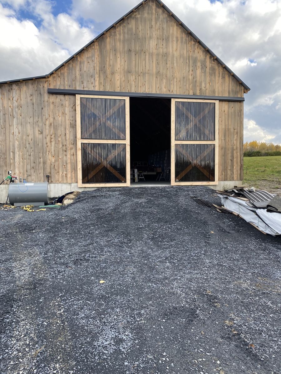 Garaje y cobertizo de un proyecto de tipo Armazones de madera maciza cerca de Granby - Bromont - Cowansville por Construction Latulippe