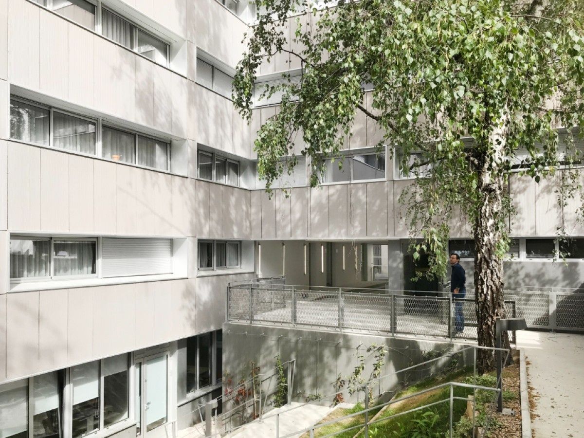Porche et entrée d'un projet de Bâtiments multi-résidentiels et tours d'habitations près de Paris (75) de SKP Architecture