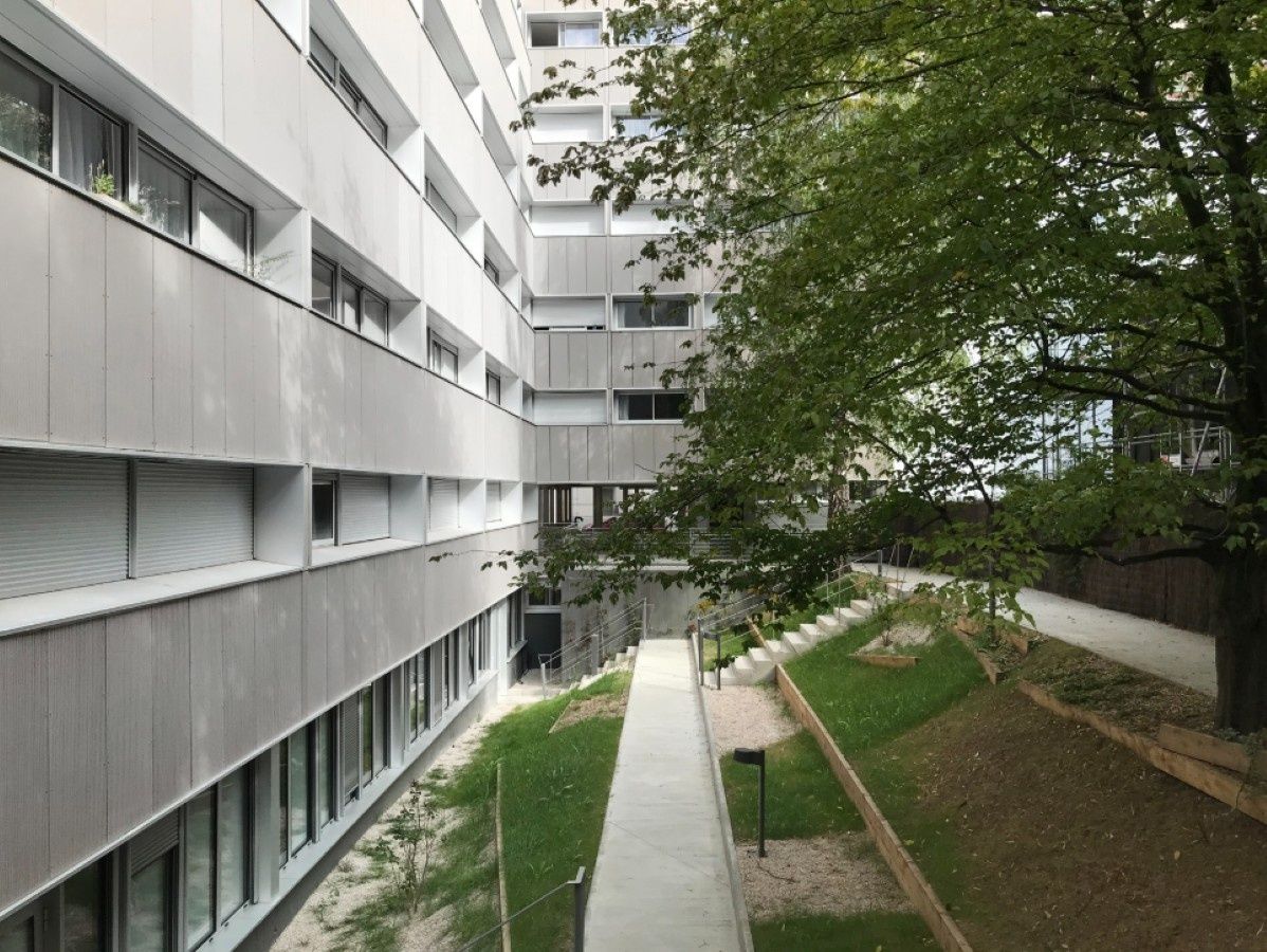Cour arrière d'un projet de Bâtiments multi-résidentiels et tours d'habitations près de Paris (75) de SKP Architecture