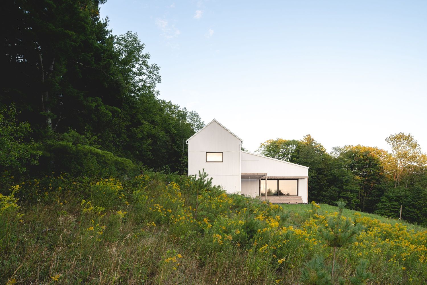 Cour avant d'un projet de Maisons unifamiliales près de Granby/Bromont/Cowansville (Estrie) de Atelier L'Abri