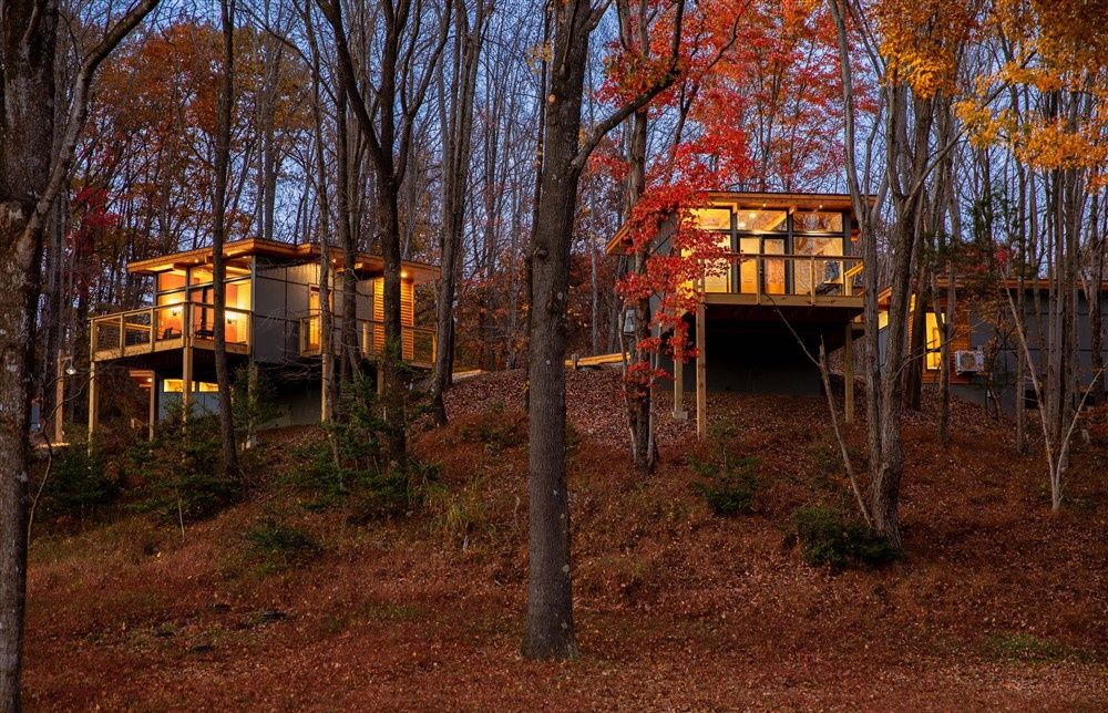 Fachada frontal de un proyecto de tipo Unidades de vivienda accesorias (ADU) cerca de Condado de Mendocino por Lindal Cedar Homes