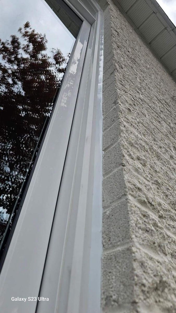 Travaux - Extérieur d'un projet de Calfeutrage près de Montréal/Laval/Longueuil (Grand Montréal) de Calfeutrage Apex Inc