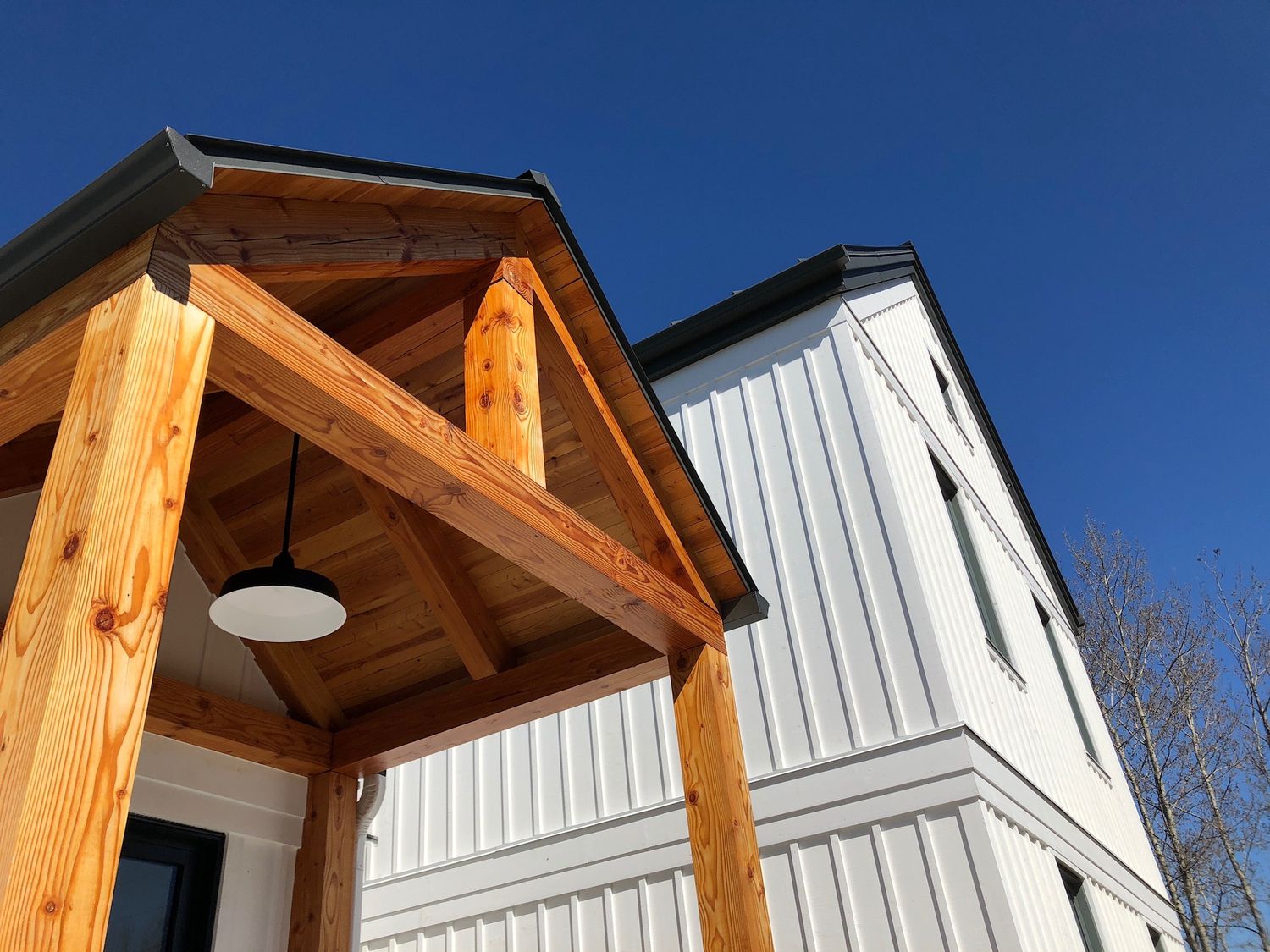 Porch from a Solid wood frames project near Sherbrooke (Estrie) by Noble Élément Structure