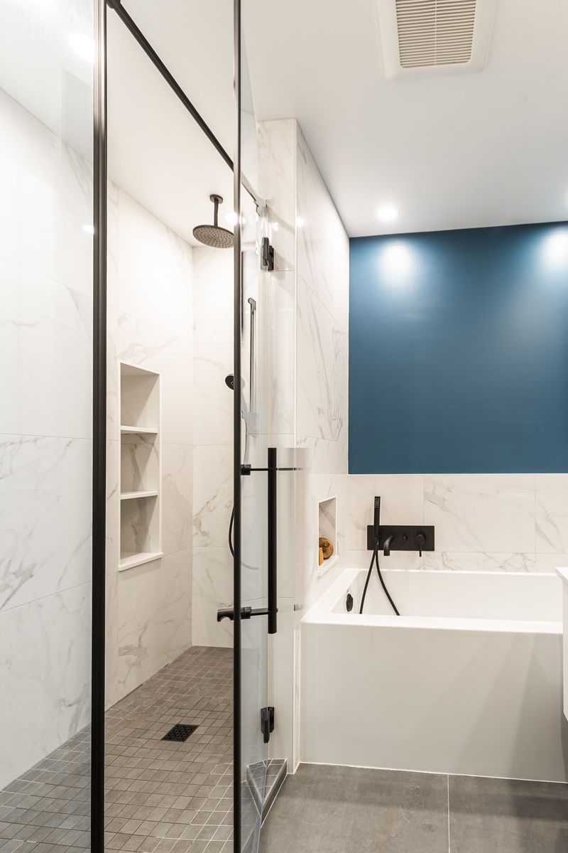Baño completo de un proyecto de tipo Viviendas unifamiliares cerca de Montreal (Gran Montreal) por Mara Design