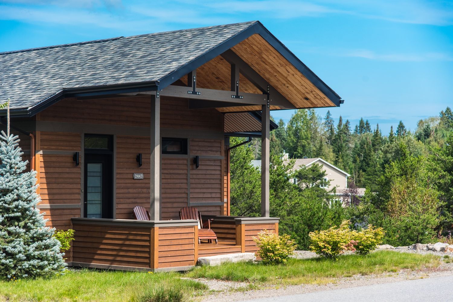 Porche et entrée d'un projet de Maisons unifamiliales près de Saint-Jérôme/Blainville (Laurentides) de Écohabitations boréales