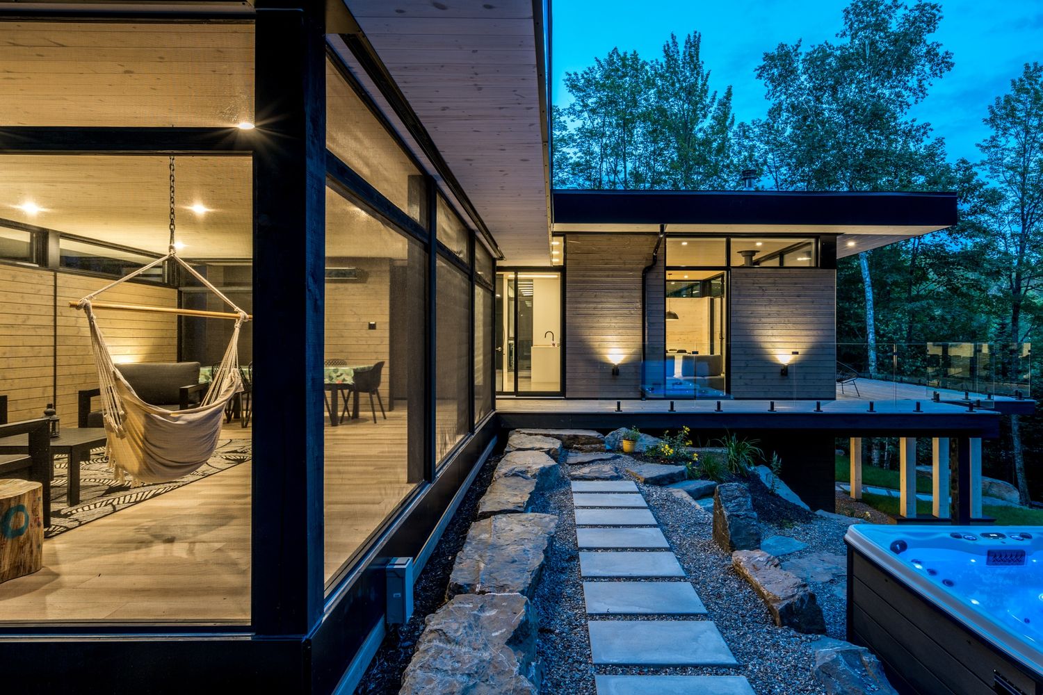 Terraza y balcón de un proyecto de tipo Viviendas unifamiliares cerca de Ciudad de Quebec - Lévis por Shannon Ross architecte