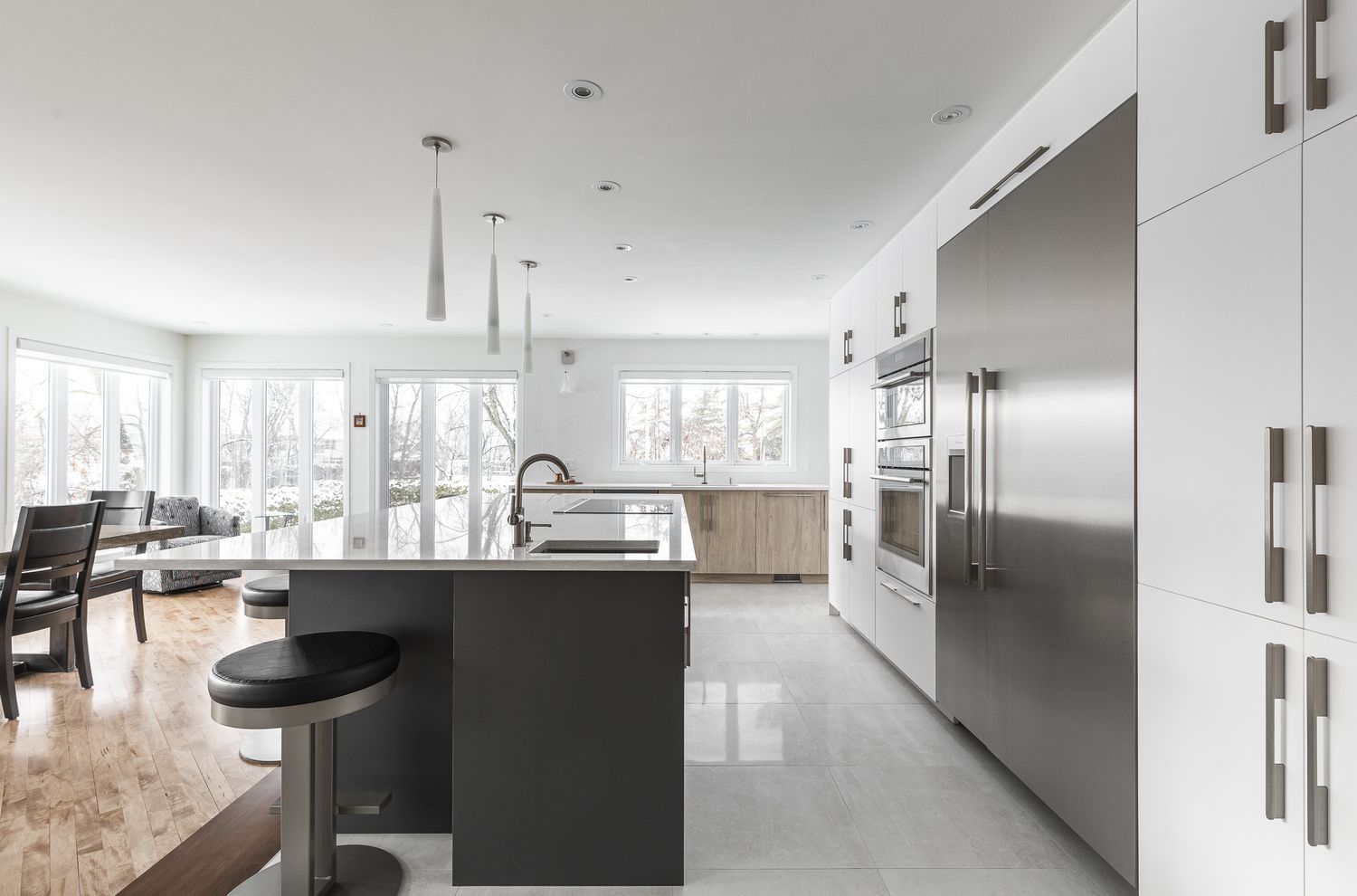 Cocina de un proyecto de tipo Diseño de interiores y distribución cerca de Montreal (Gran Montreal) por Mara Design