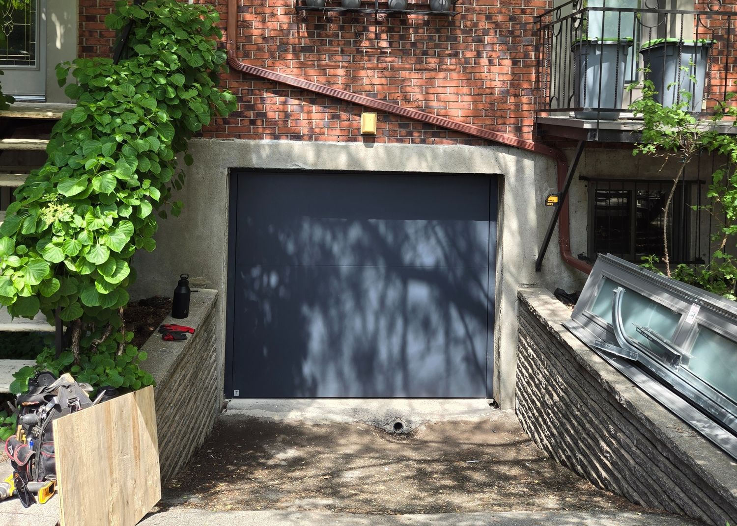 Garage et cabanon d'un projet de Portes de garage étanches anti-inondation près de Montréal/Laval/Longueuil (Grand Montréal) de Les Portes JPR Inc.
