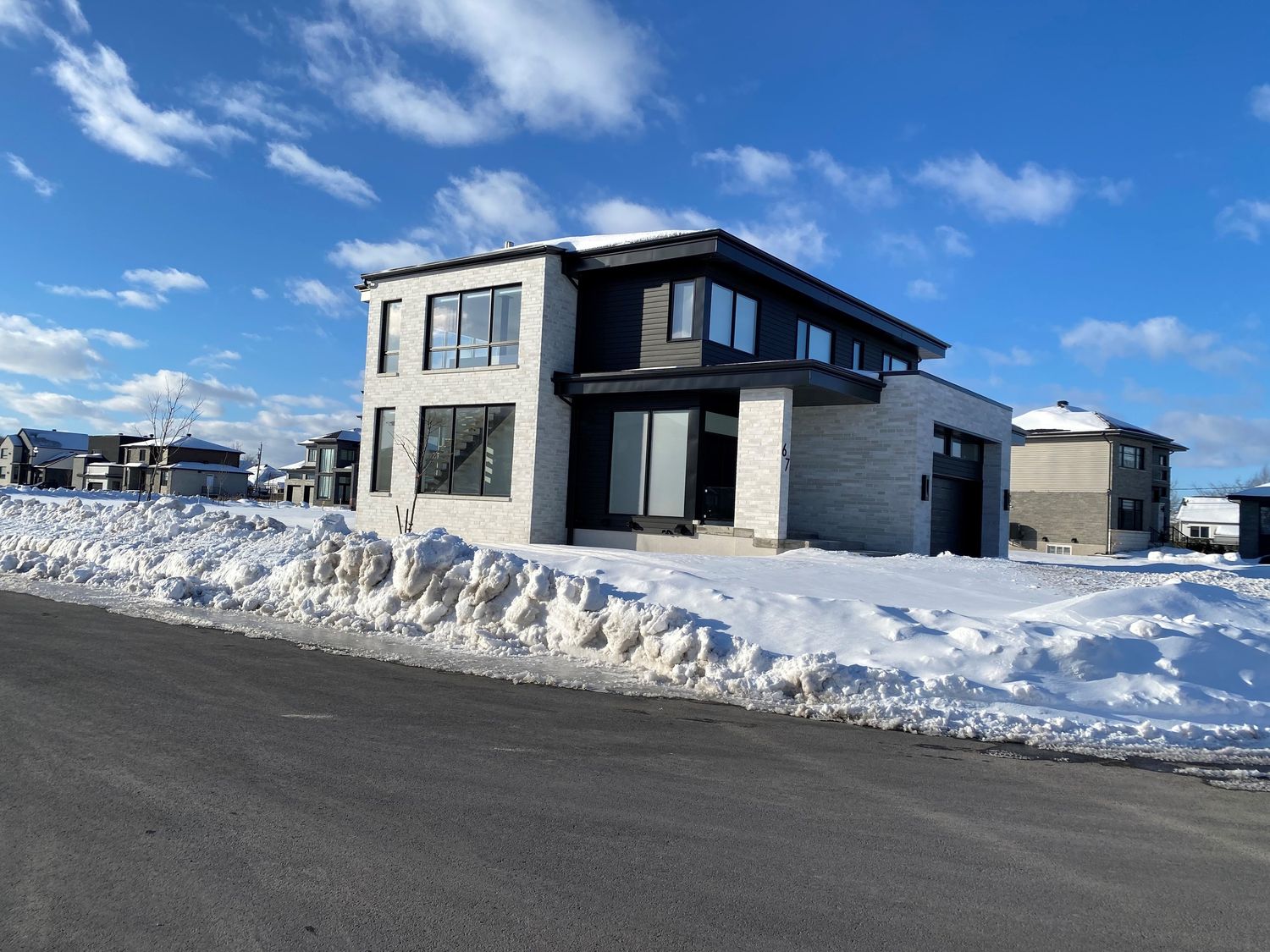 Cour avant d'un projet de Maisons unifamiliales près de Granby/Bromont/Cowansville (Estrie) de GAÉTAN SIROIS CONSTRUCTION INC