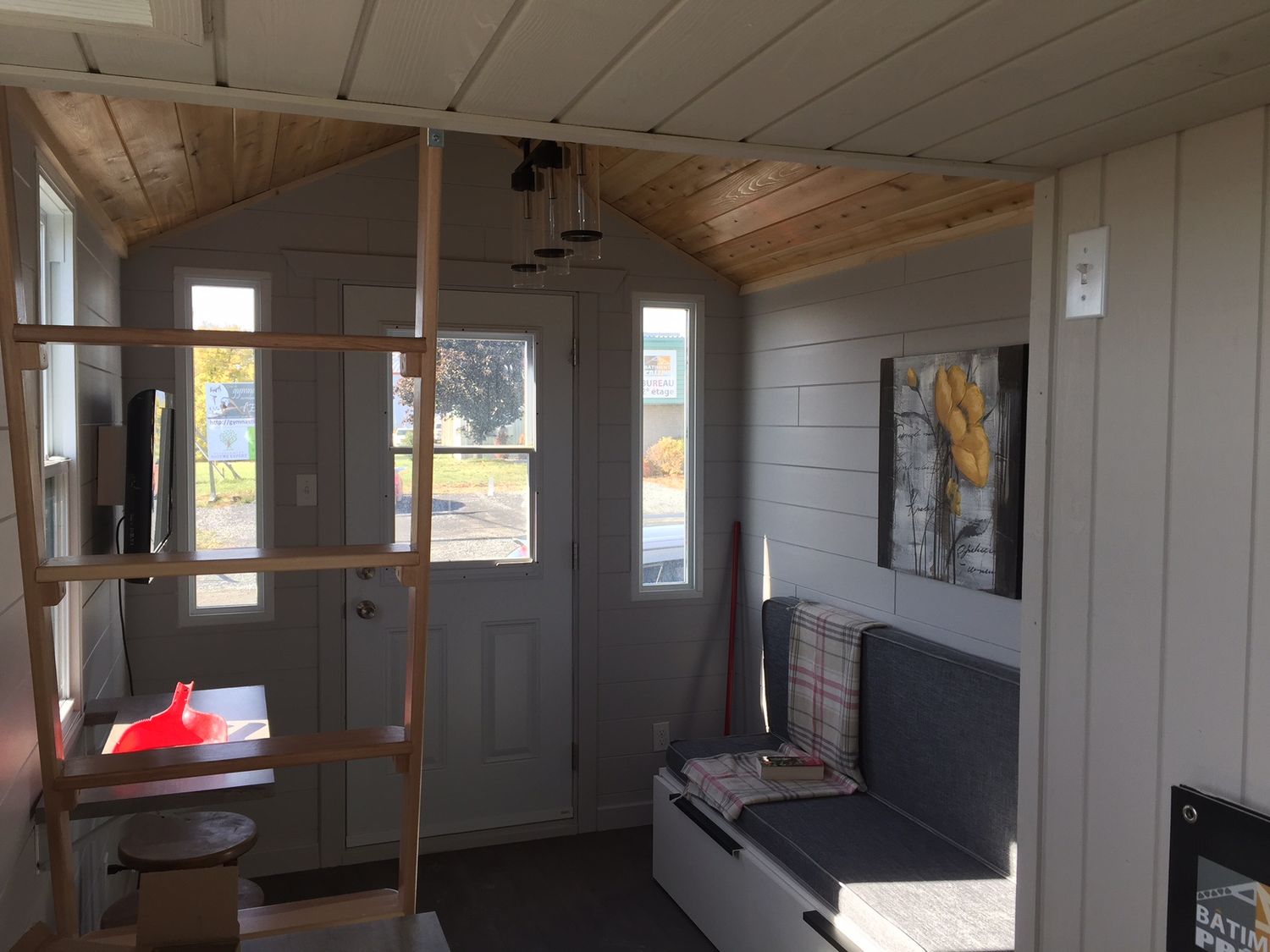 Entry Hall from a Tiny Houses project near Montreal (Greater Montreal) by Bâtiment Préfab