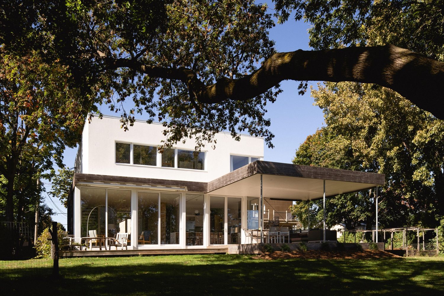 Patio trasero de un proyecto de tipo Viviendas unifamiliares cerca de Montreal (Gran Montreal) por Paul Bernier Architecte