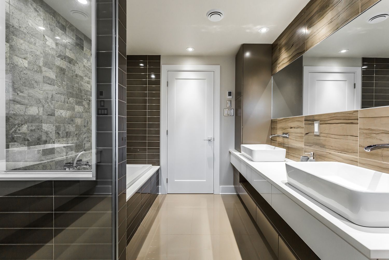 Baño completo de un proyecto de tipo Diseño de interiores y distribución cerca de Montreal (Gran Montreal) por Mara Design