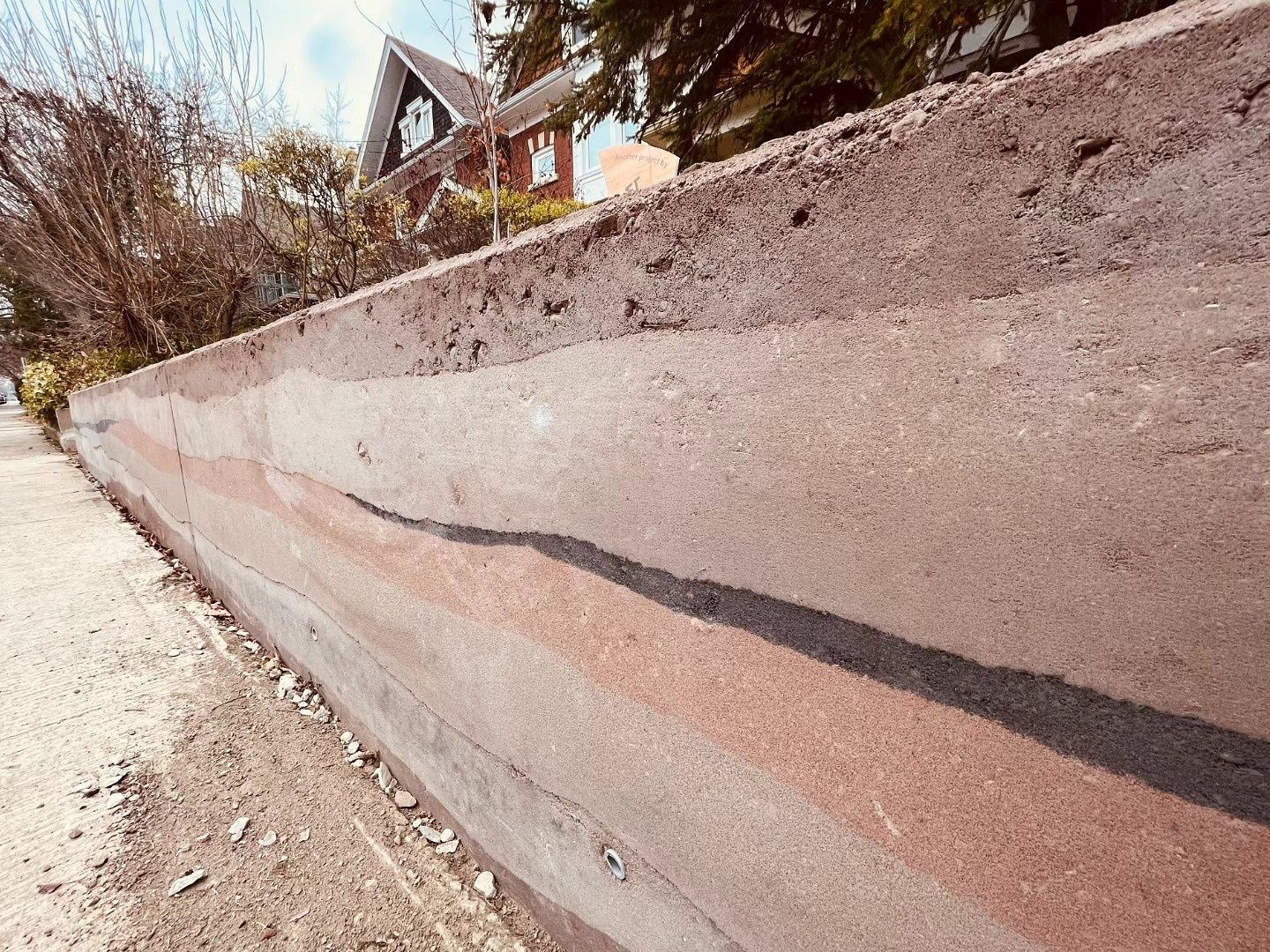 Cour avant d'un projet de Murs en béton d'argile (terre crue) près de Toronto (Grand Toronto) de Aerecura Sustainable Builders