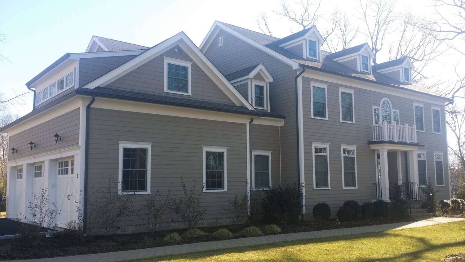 Fachada frontal de un proyecto de tipo Revestimiento exterior cerca de Trenton - Princeton por BK Roofing & Remodeling