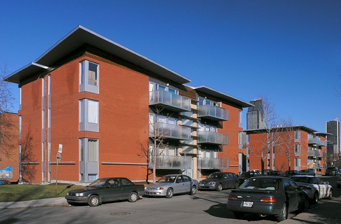 Façade avant d'un projet de Condos et logements près de Montréal/Laval/Longueuil (Grand Montréal) de Le Workshop | architecture + NATURE Inc.