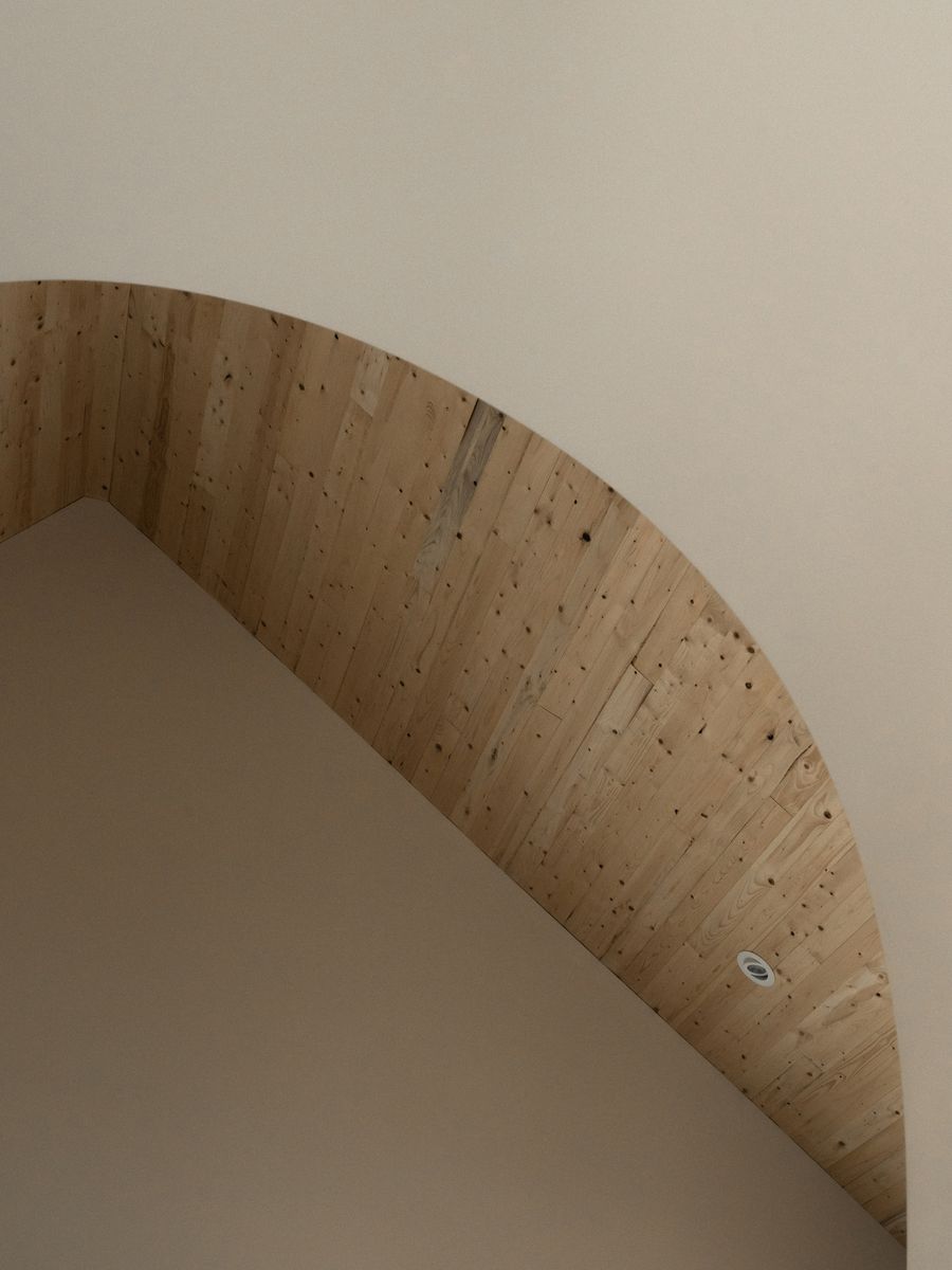 Pasillo interior de un proyecto de tipo Mini casas cerca de Saint-Jérôme (Laurentides) por Atelier L'Abri