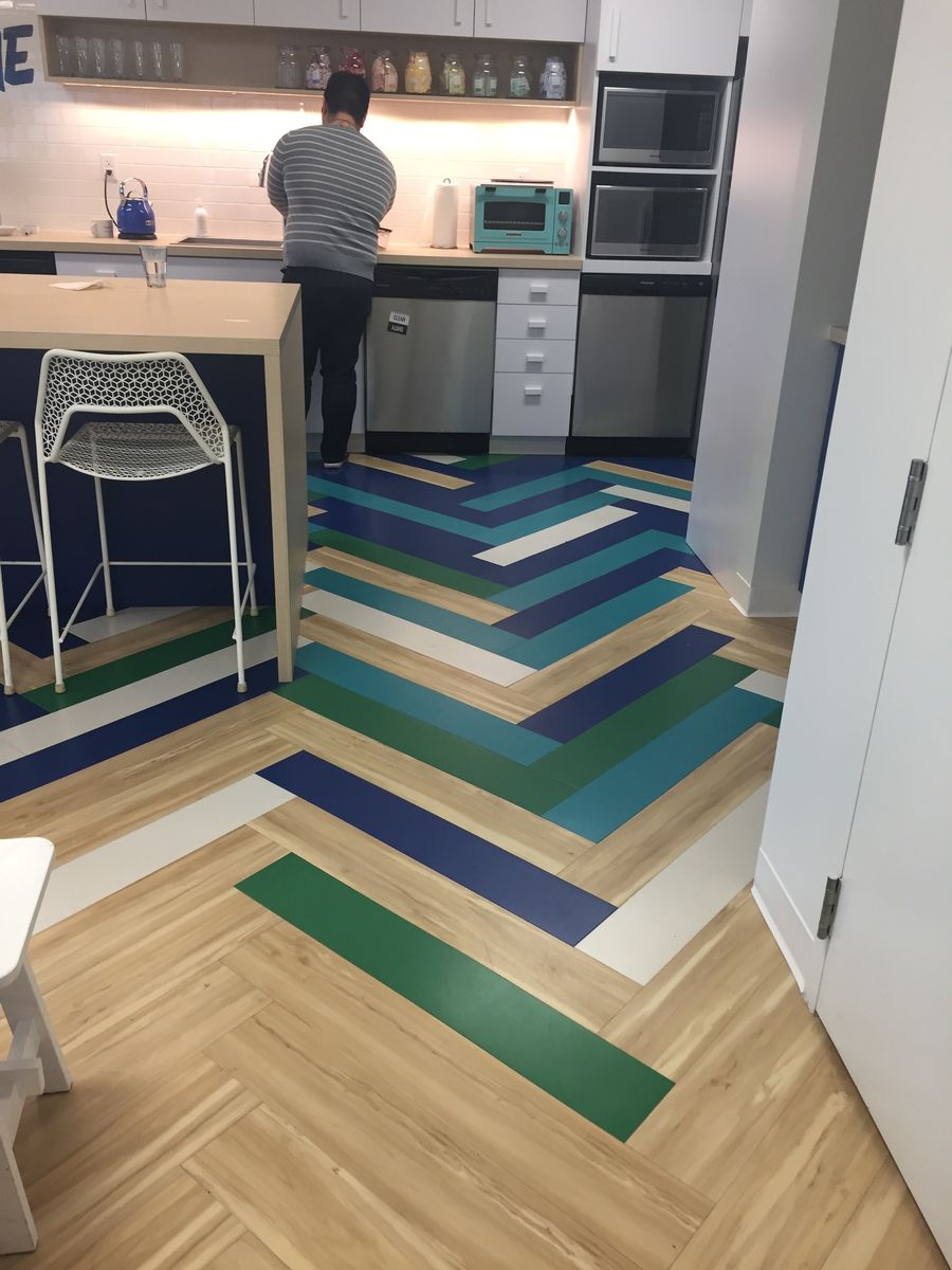 Cocina de un proyecto de tipo Pisos cerca de Vancouver (Gran Vancouver) por adanac Floor Covering Inc.