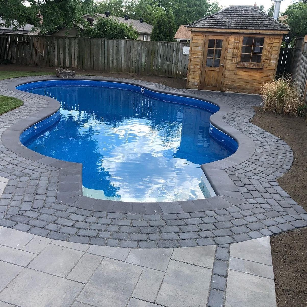 Travaux - Aménagement paysager d'un projet de Aménagement paysager autour d'une piscine près de Hamilton - Burlington de Pinnacle Stone And Design