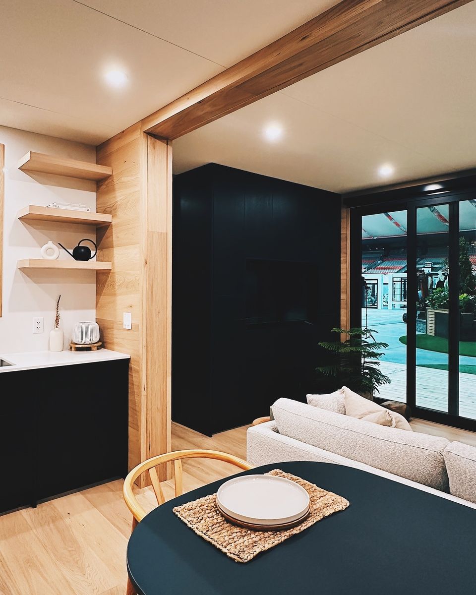Salle à manger d'un projet de Mini et micro-maisons près de Vancouver (Région du Grand Vancouver) de HEWING HAUS