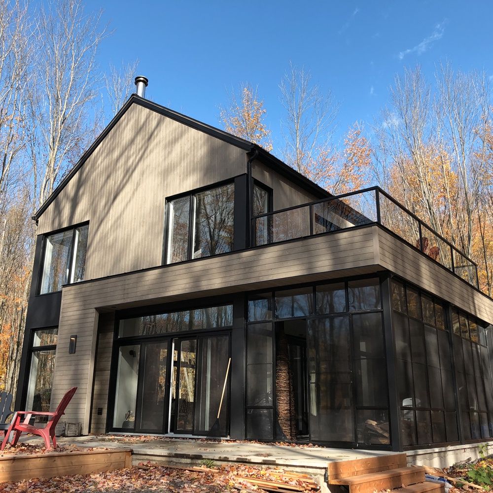 Façade avant d'un projet de Maisons usinées et modulaires près de Joliette (Lanaudière) de Bâtiment Préfab