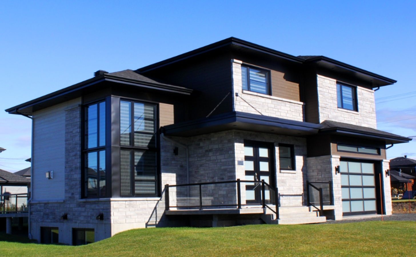 Façade avant d'un projet de Fenêtres près de Montréal/Laval/Longueuil (Grand Montréal) de Solaris Québec Portes & Fenêtres inc.