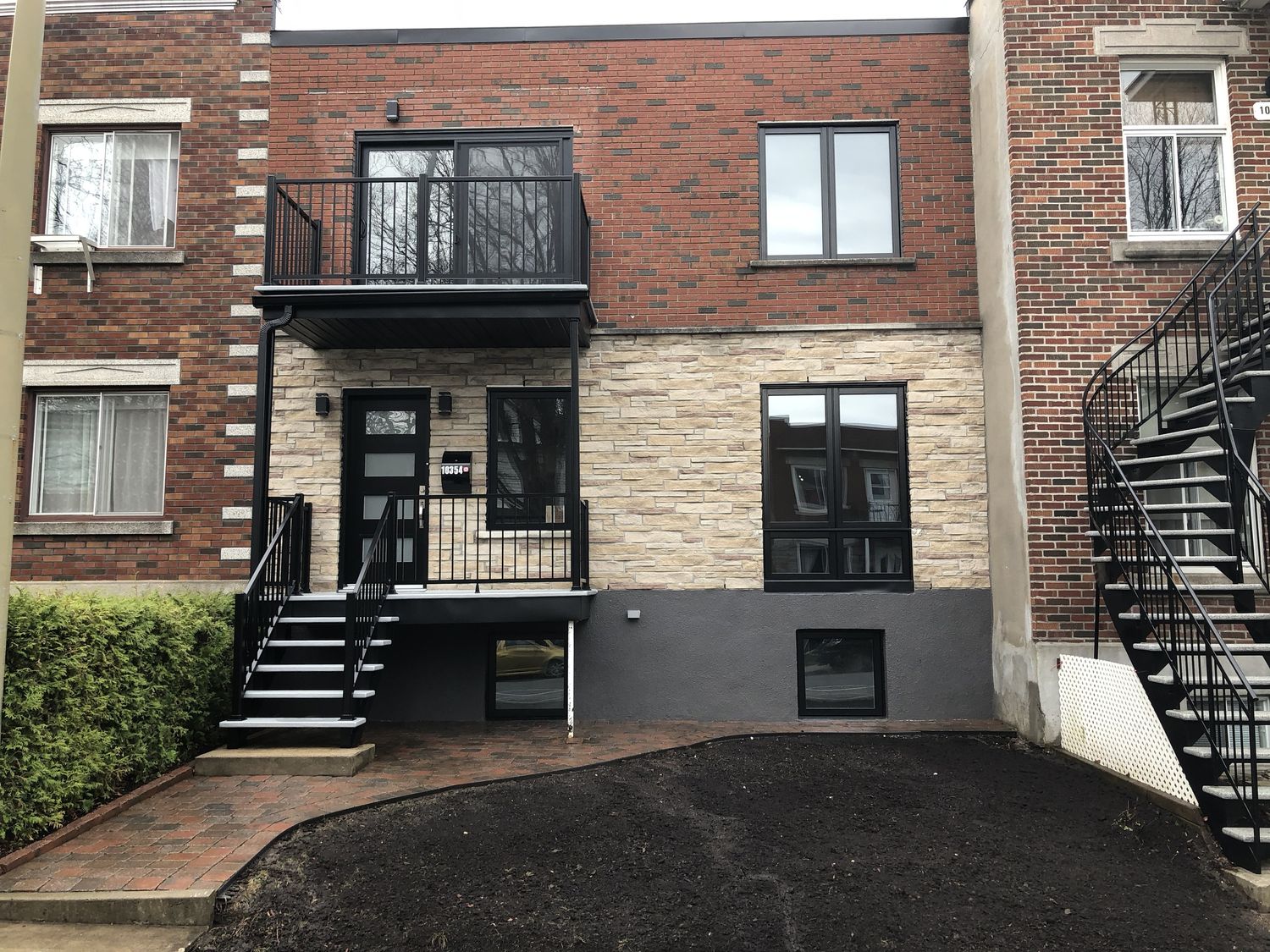 Porche et entrée d'un projet de Agrandissements de maison près de Montréal/Laval/Longueuil (Grand Montréal) de Les Constructions du Patrimoine J.S. INC.
