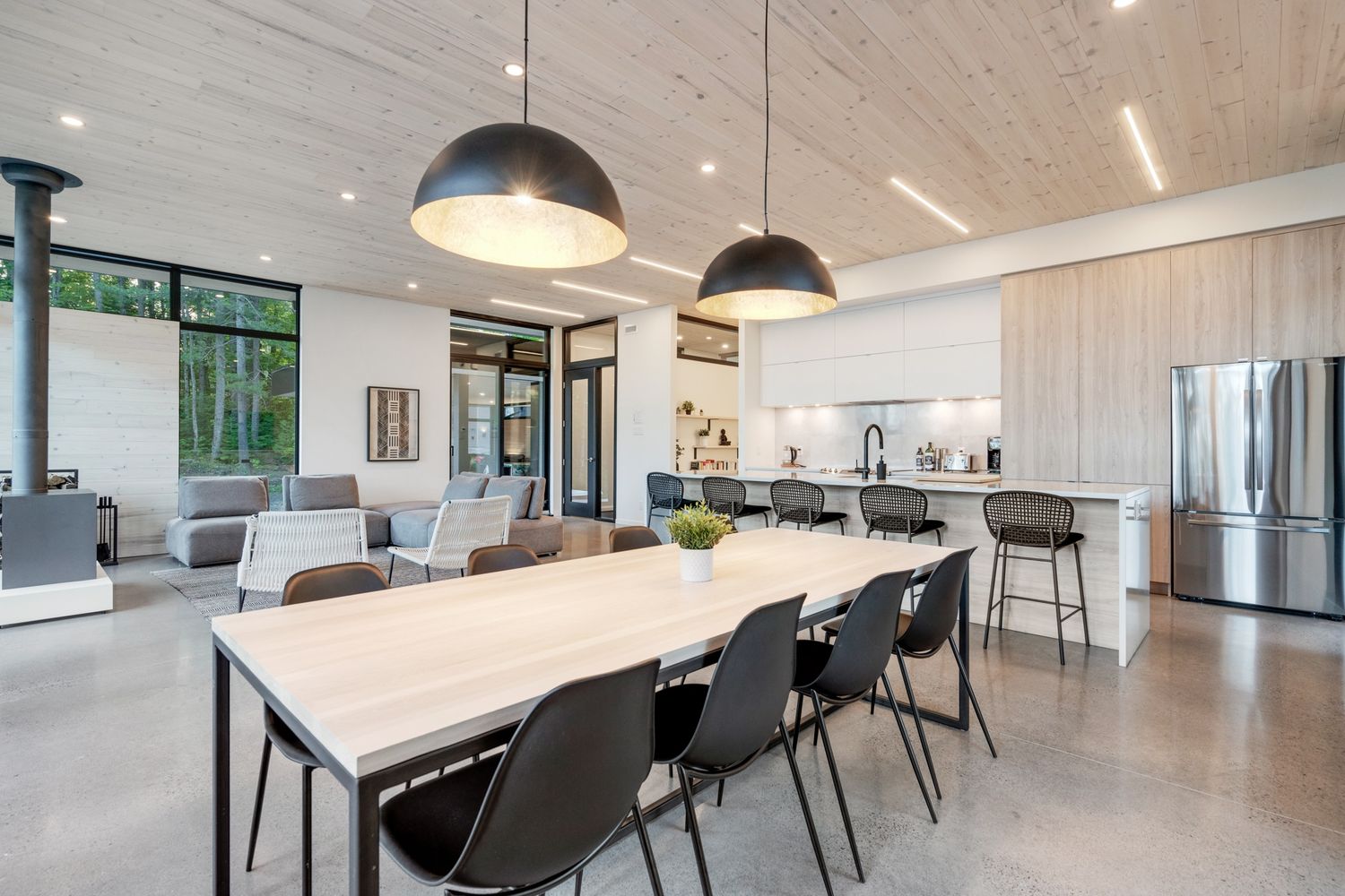 Comedor de un proyecto de tipo Viviendas unifamiliares cerca de Ciudad de Quebec - Lévis por Shannon Ross architecte