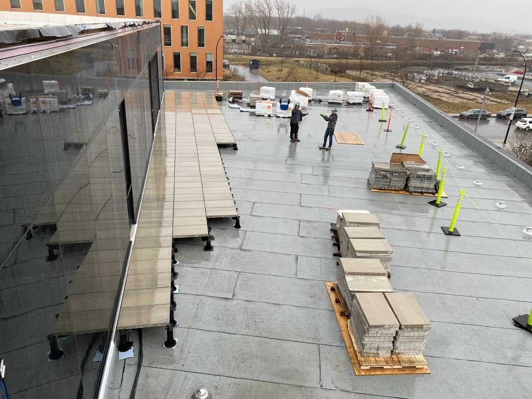 Toit terrasse d'un projet de Toitures végétalisées près de Montréal/Laval/Longueuil (Grand Montréal) de La Ligne Verte : Toit vert inc.