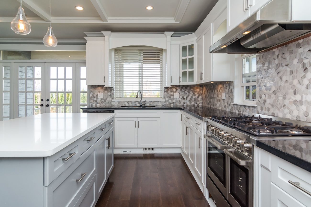 Cocina de un proyecto de tipo Viviendas unifamiliares cerca de Vancouver (Gran Vancouver) por Ryder Creek Homes