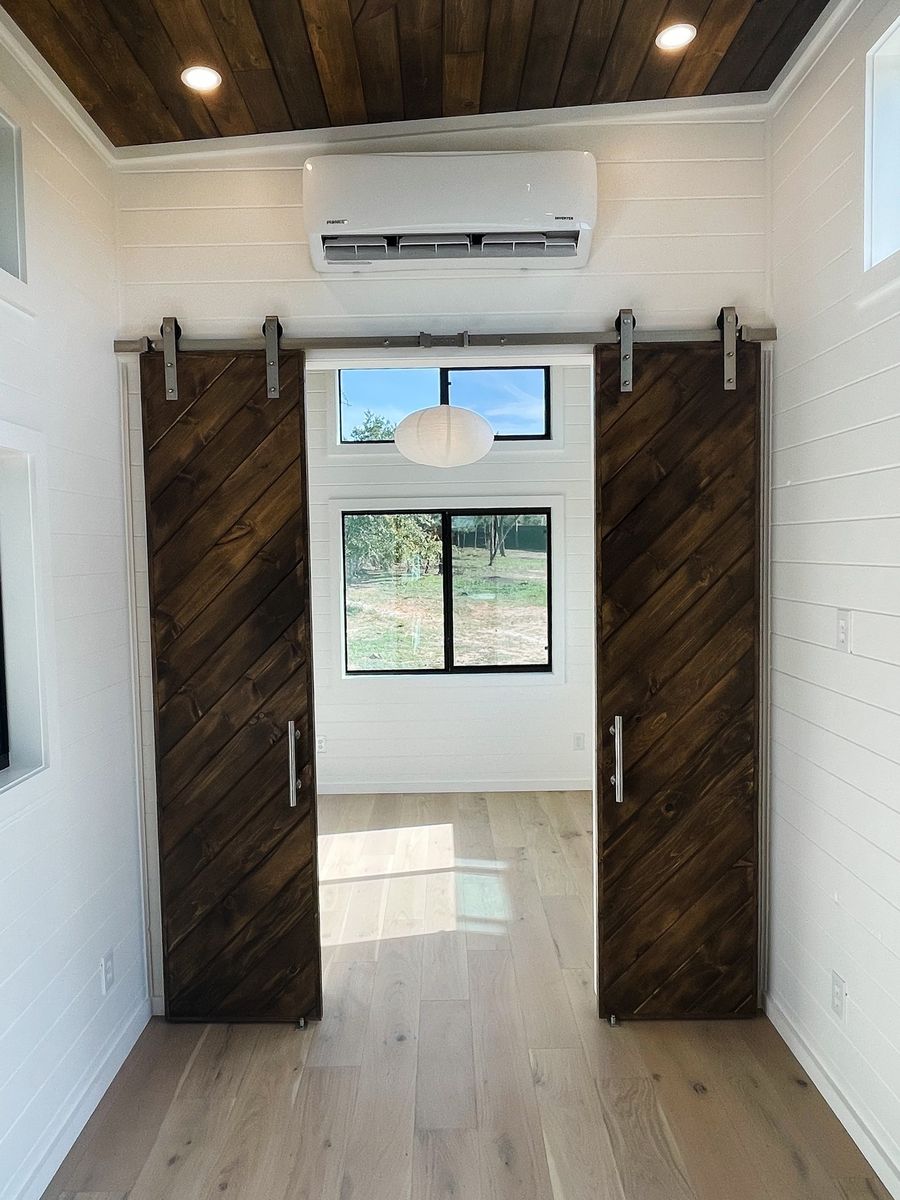 Dormitorio de un proyecto de tipo Mini casas cerca de Dallas - Fort Worth por NOMAD Tiny Homes