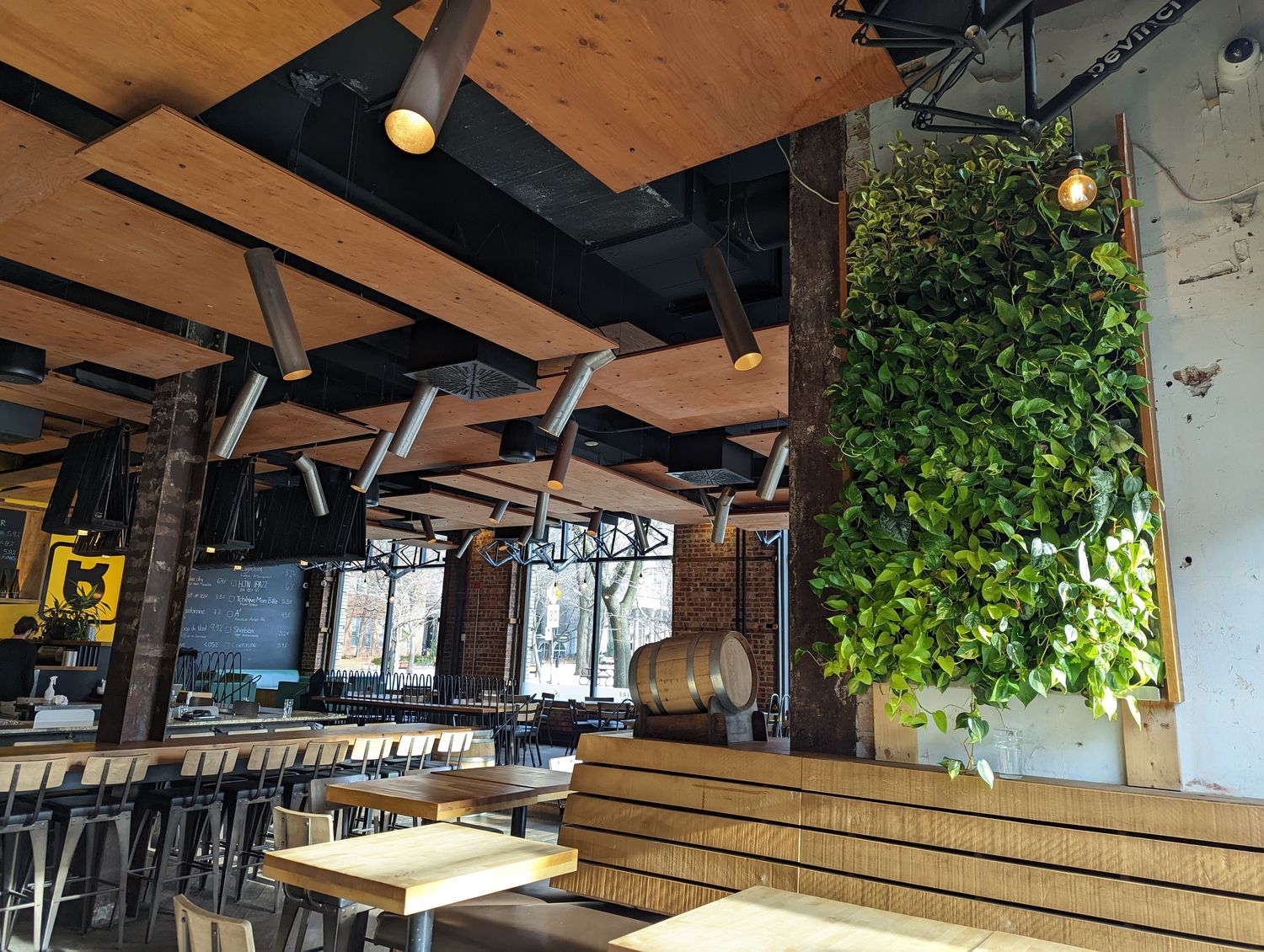 Comedor de un proyecto de tipo Muros verdes cerca de Montreal (Gran Montreal) por La Ligne Verte : Toit vert inc.