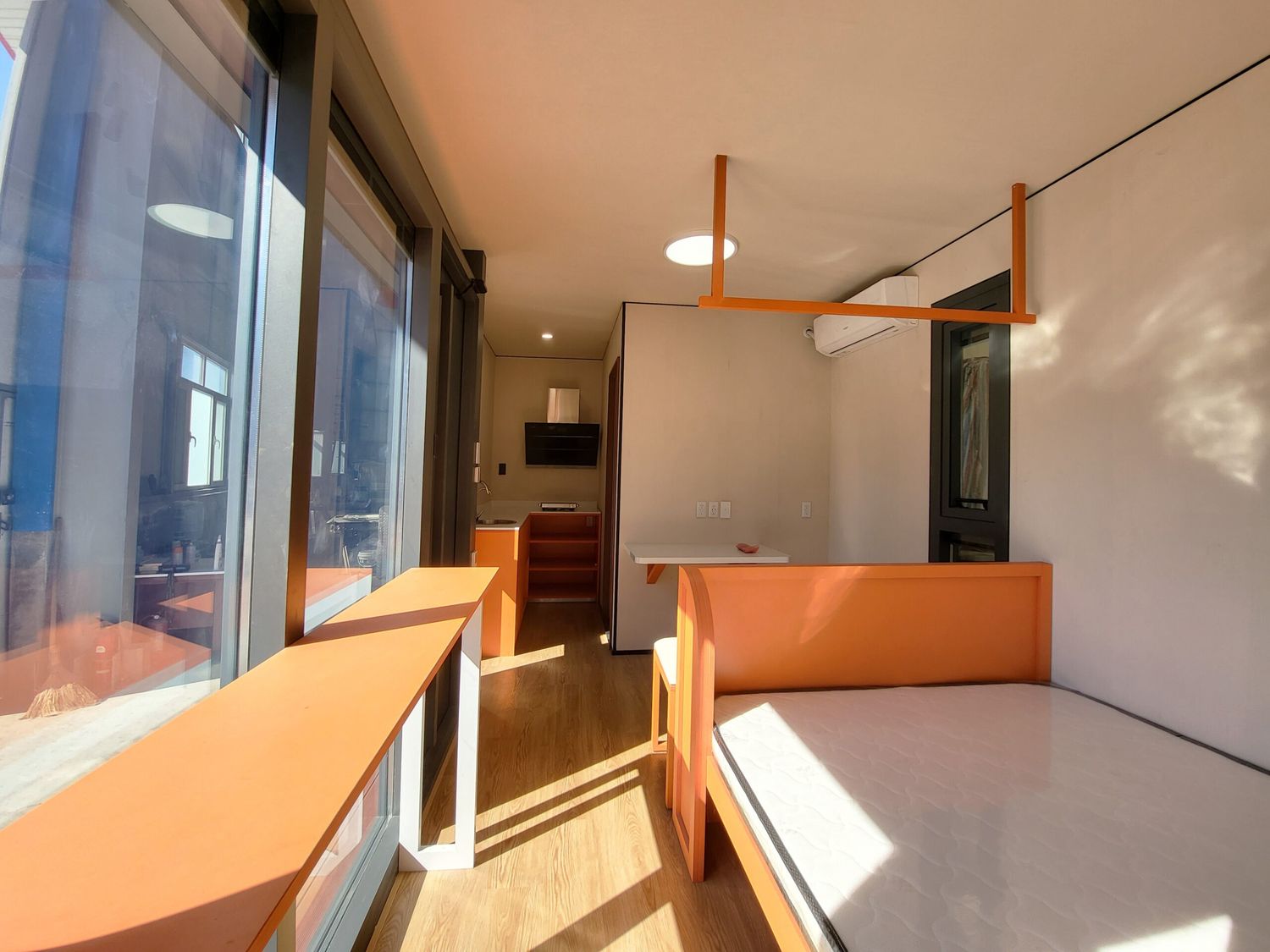 Dormitorio de un proyecto de tipo Mini casas cerca de Vancouver (Gran Vancouver) por Nestron House Pte. Ltd.