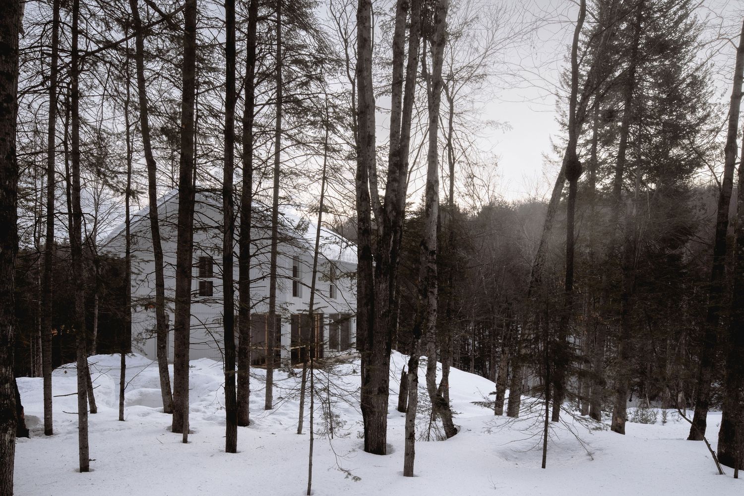 Patio trasero de un proyecto de tipo Viviendas unifamiliares cerca de Saint-Jérôme (Laurentides) por Atelier L'Abri