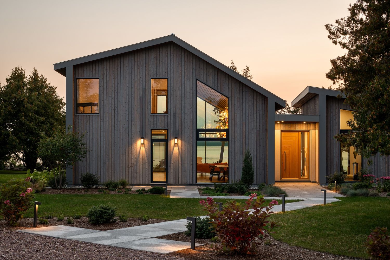 Fachada frontal de un proyecto de tipo Viviendas unifamiliares cerca de Burlington por Studio MMA Architects