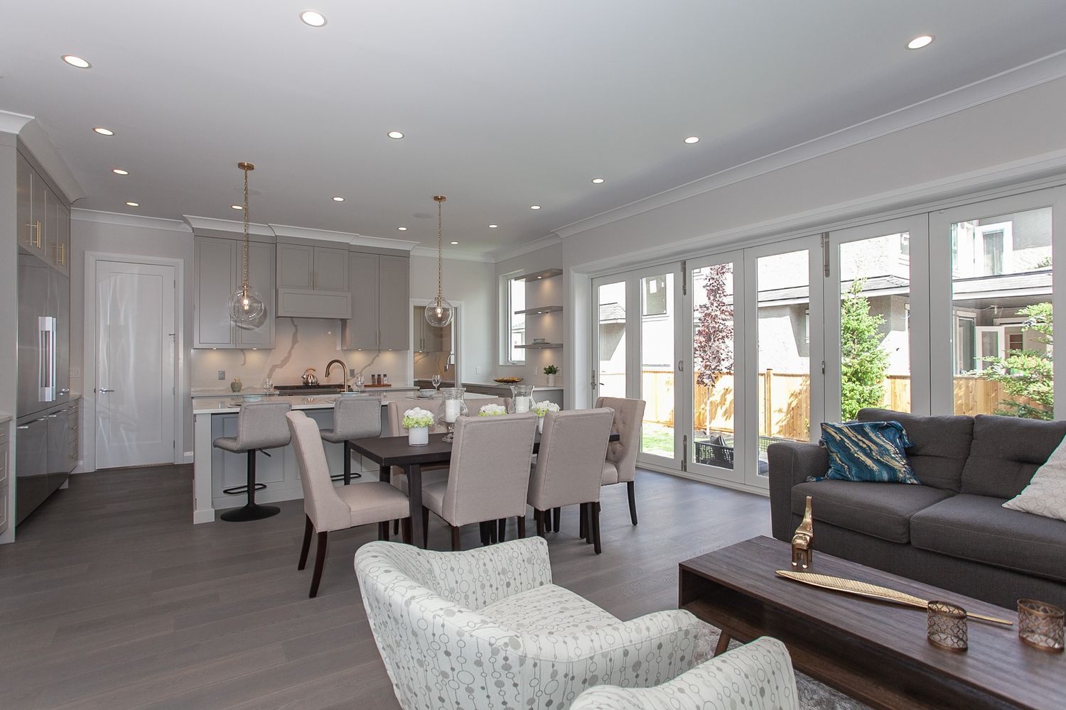 Salle à manger d'un projet de Maisons unifamiliales près de Vancouver (Région du Grand Vancouver) de Ryder Creek Homes