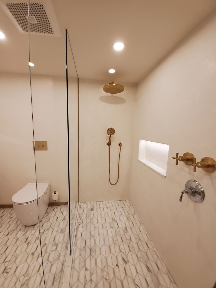 Bathroom from a Natural plasters project near Montreal (Greater Montreal) by Distribution Tockay inc.
