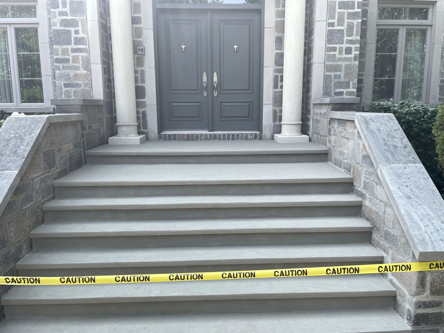 Pórtico y entrada de un proyecto de tipo Viviendas unifamiliares cerca de Montreal (Gran Montreal) por Les Constructions du Patrimoine J.S. INC.