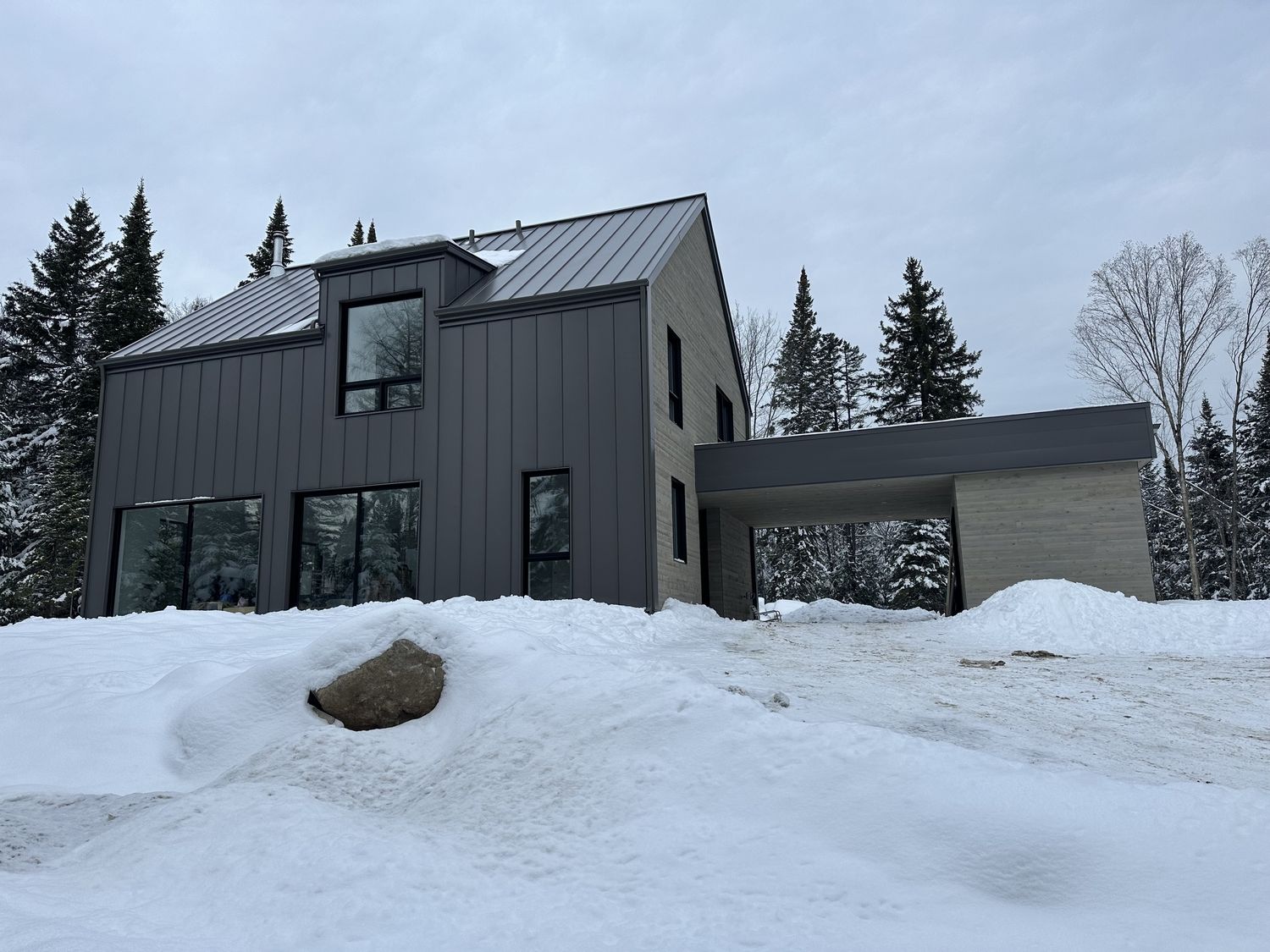 Pórtico y entrada de un proyecto de tipo Viviendas unifamiliares cerca de Montreal (Gran Montreal) por Toundra construction