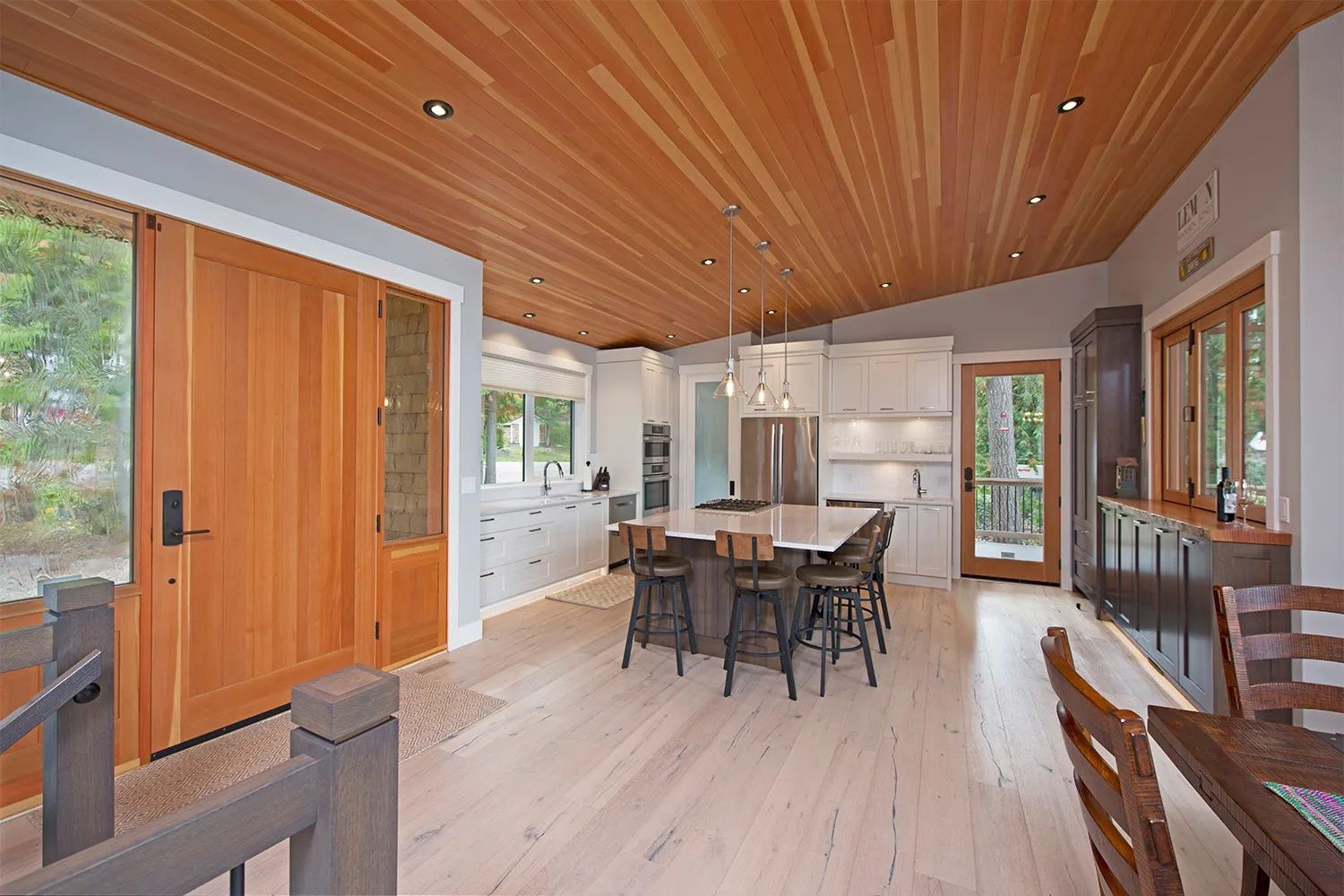 Cocina de un proyecto de tipo Desarrollos inmobiliarios cerca de Thompson por Hindbo Construction Group Inc
