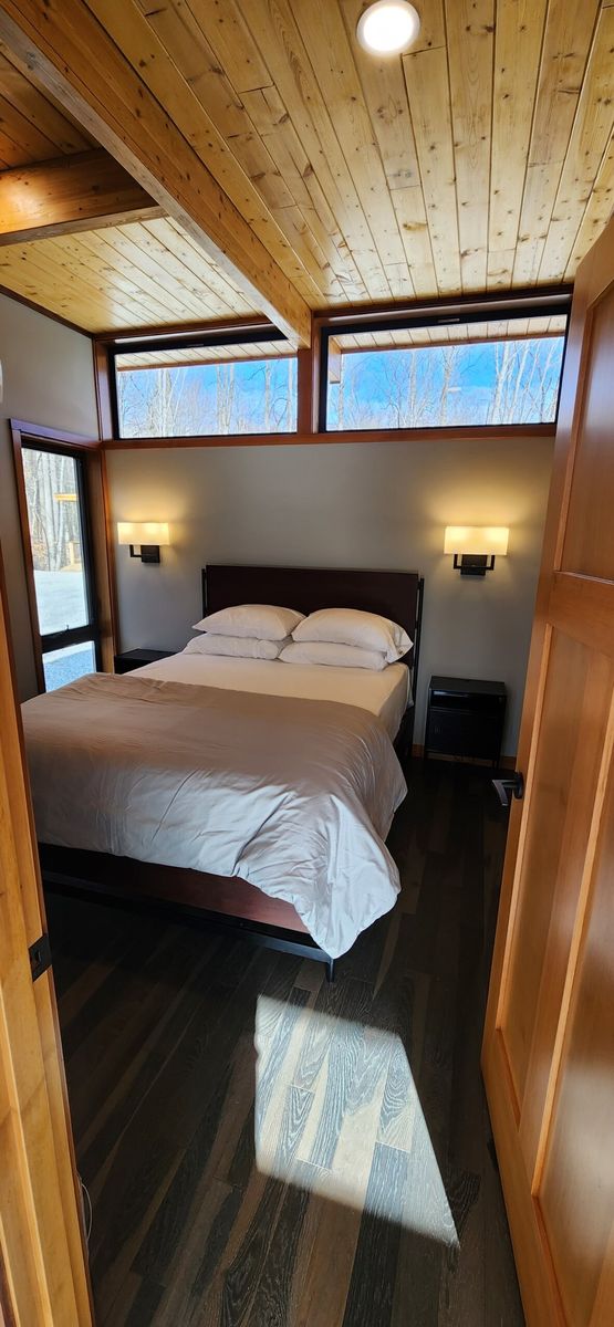 Dormitorio de un proyecto de tipo Unidades de vivienda accesorias (ADU) cerca de Condado de Mendocino por Lindal Cedar Homes