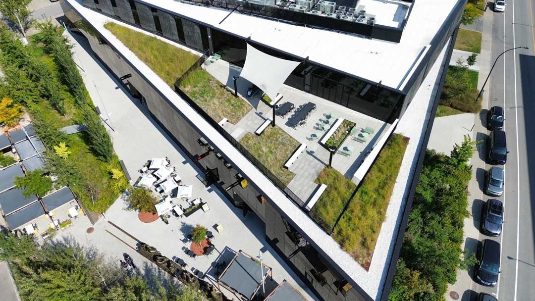 Terraza en la azotea de un proyecto de tipo Techos verdes cerca de Montreal (Gran Montreal) por La Ligne Verte : Toit vert inc.