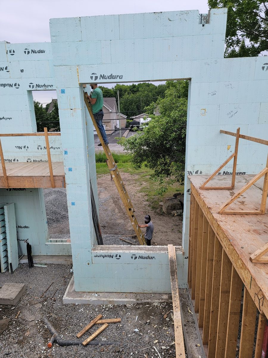 Wall Construction from a Single family homes project near Gatineau (Outaouais) by Génération Béton Inc