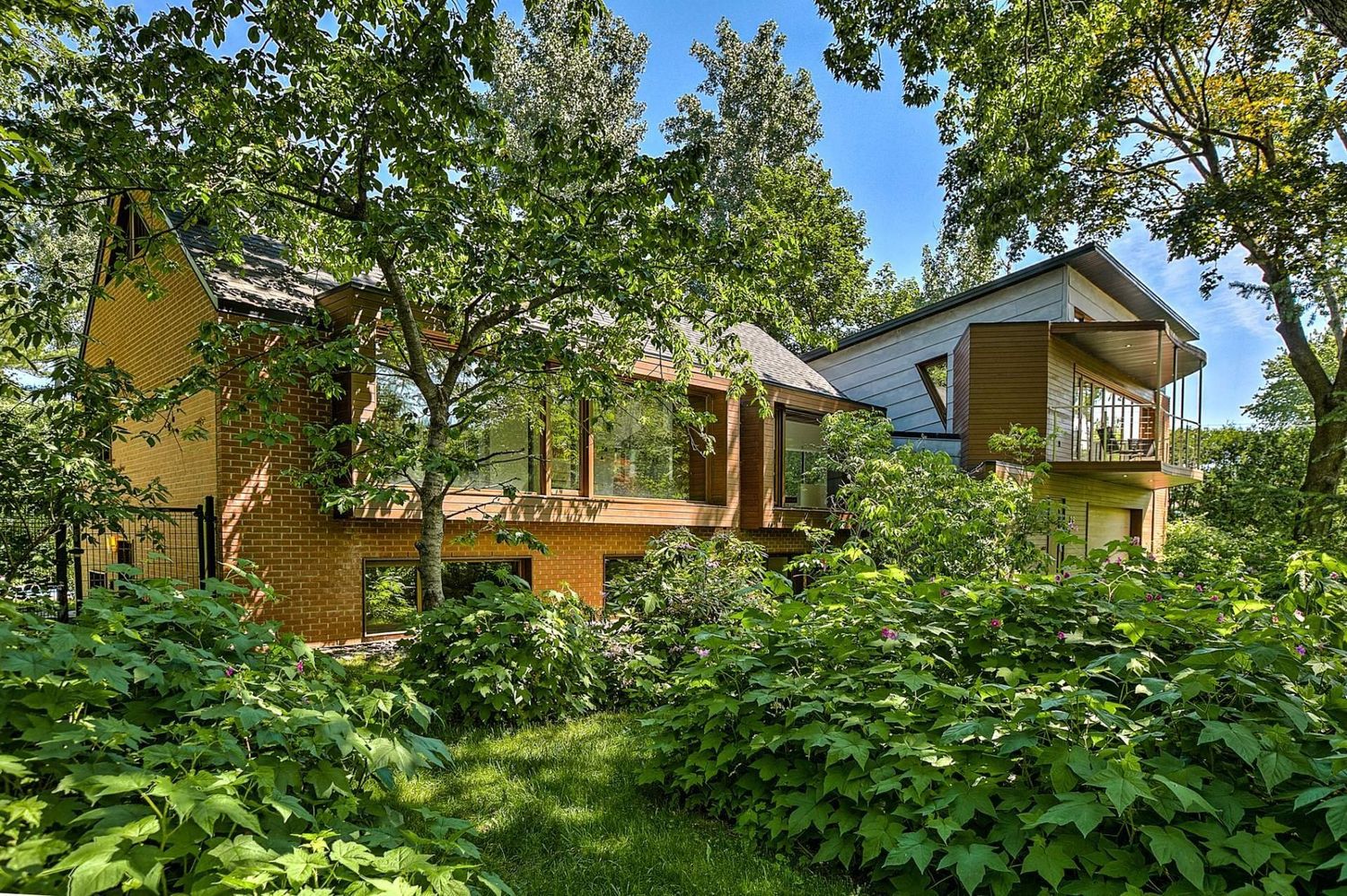 Fachada frontal de un proyecto de tipo Viviendas unifamiliares cerca de Montreal (Gran Montreal) por Le Workshop | architecture + NATURE Inc.