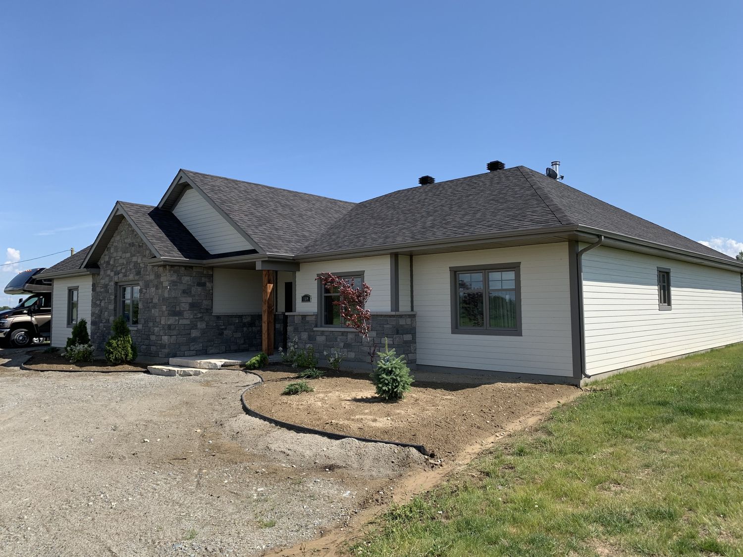 Trabajos de paisajismo de un proyecto de tipo Viviendas unifamiliares cerca de Abitibi-Témiscamingue por Constructions Rivard Inc.