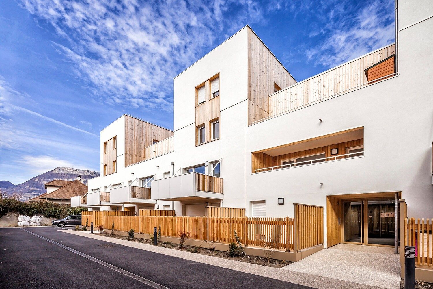 Façade avant d'un projet de Bâtiments multi-résidentiels et tours d'habitations près de Isère (38) de RODA Architectes