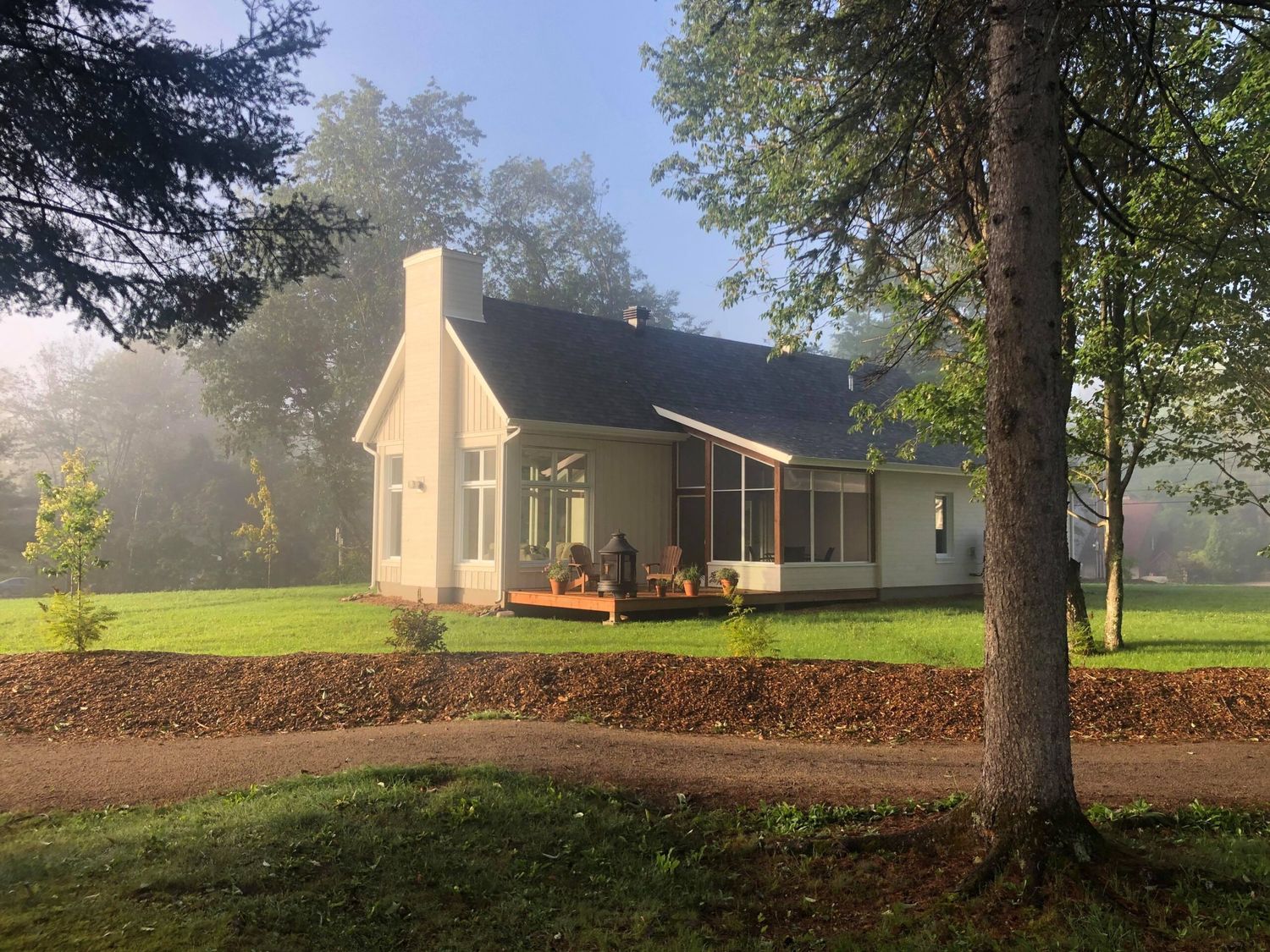 Patio delantero de un proyecto de tipo Desarrollos inmobiliarios cerca de Saint-Jérôme (Laurentides) por Tessar constructions