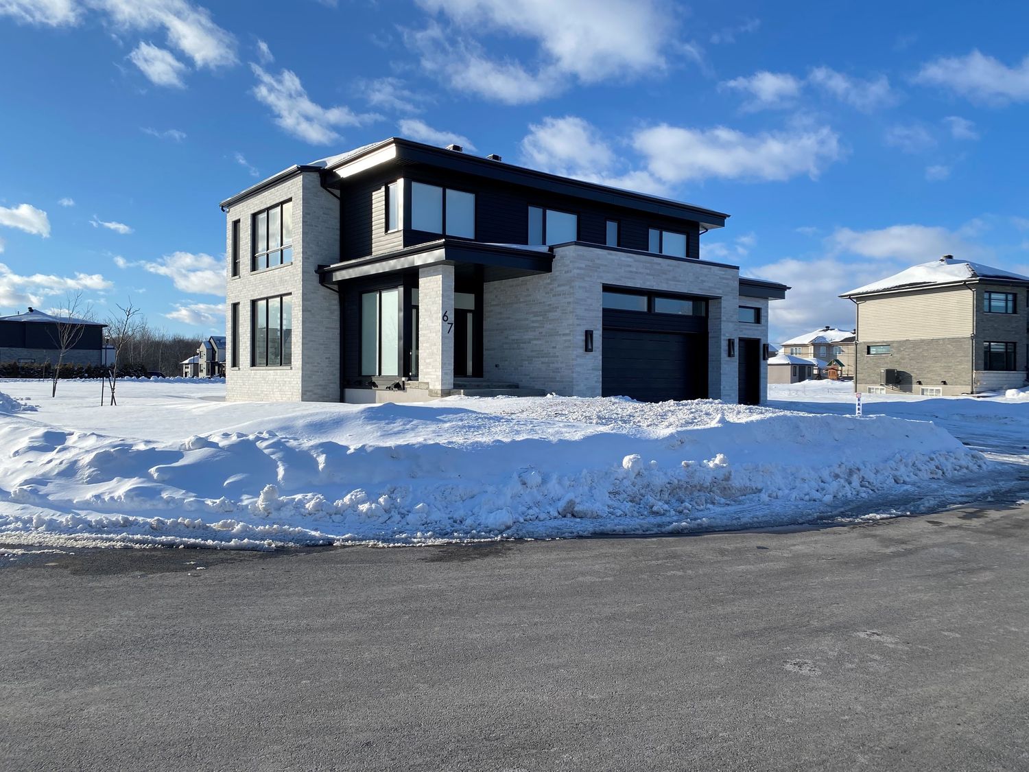 Fachada frontal de un proyecto de tipo Viviendas unifamiliares cerca de Granby - Bromont - Cowansville por GAÉTAN SIROIS CONSTRUCTION INC
